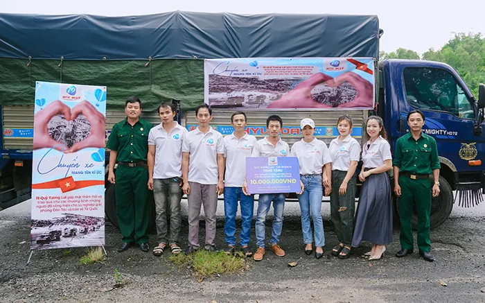 Một người đang sử dụng tai nghe và máy tính để hỗ trợ khách hàng, với các biểu tượng tin nhắn và email, tượng trưng cho dịch vụ hỗ trợ trực tuyến 24/7 của Sin88.